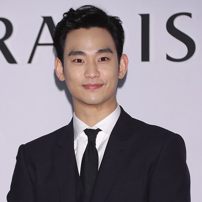 Cabelo preto e penteado casual de Kim Soo-hyun  em 2024